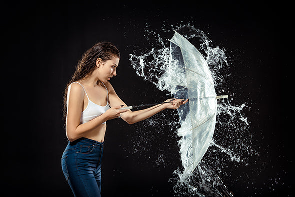 Канава момиче с чадър в дъжд, подходяща за подарък за нея