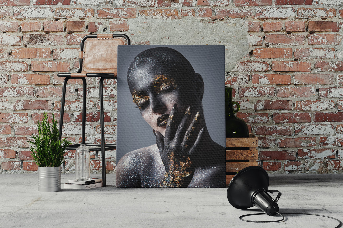 Канава с елегантен портрет на жена със златисто – декоративно платно за стена