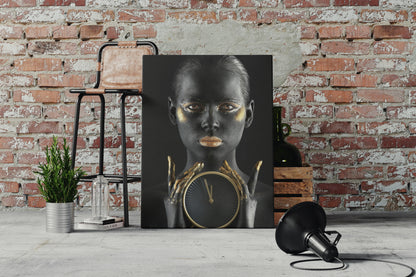 Канава с елегантен портрет на жена, държаща часовник в ръце – декоративно платно за стена