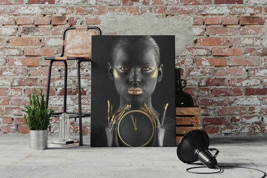 Канава с елегантен портрет на жена, държаща часовник в ръце – декоративно платно за стена