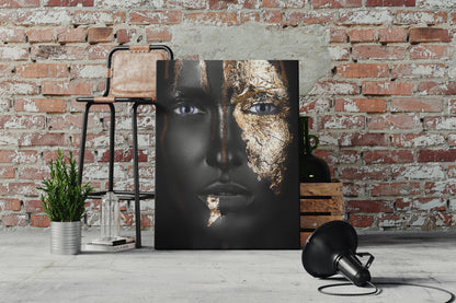 Канава с елегантен портрет на жена със златисти отенъци по лицетп – декоративно платно за стена